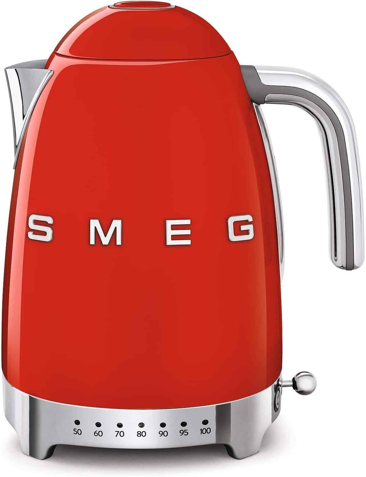 Test de la bouilloire Smeg KLF04RDEU : précision et style en rouge