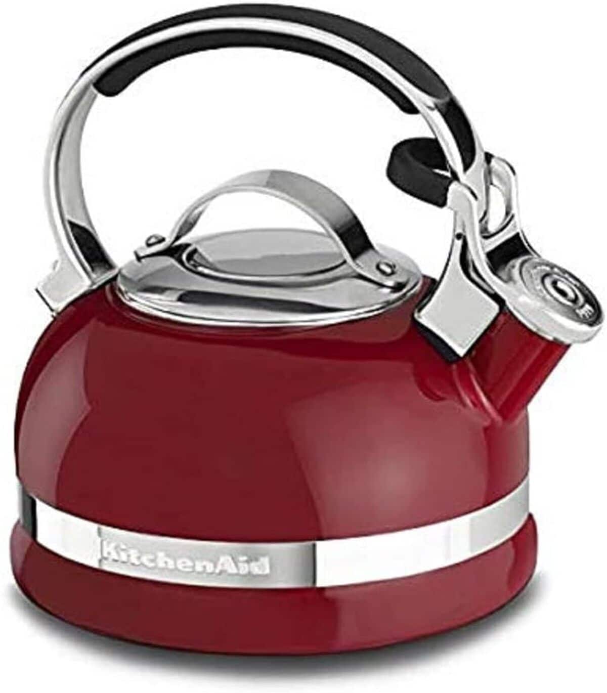 Test de la bouilloire KitchenAid KTEN20SBER : élégance rouge en acier inoxydable