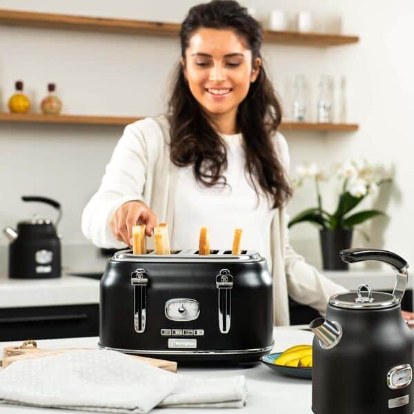 Westinghouse Retroline Set Petit-Déjeuner Noir, Grille-Pain à Quatre Fentes et Bouilloire 1,7 L, Filtre Anti-Calcaire, Protection Contre la Surchauffe