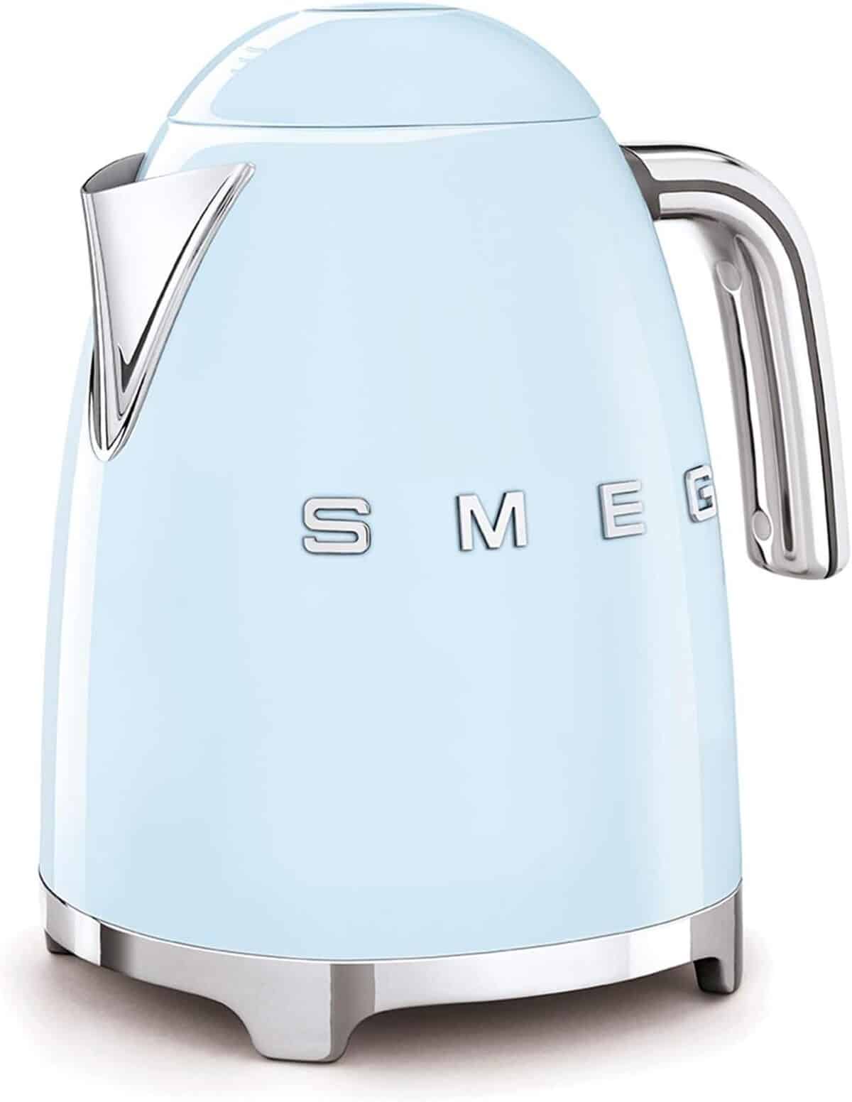 Test de la bouilloire électrique Smeg KLF03PBEU : puissance et style en bleu clair