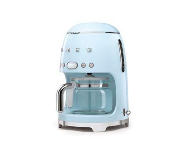 Découvrez notre avis sur la machine à café Smeg 10 tasses en bleu pastel, alliant style rétro et fonctionnalité moderne.
