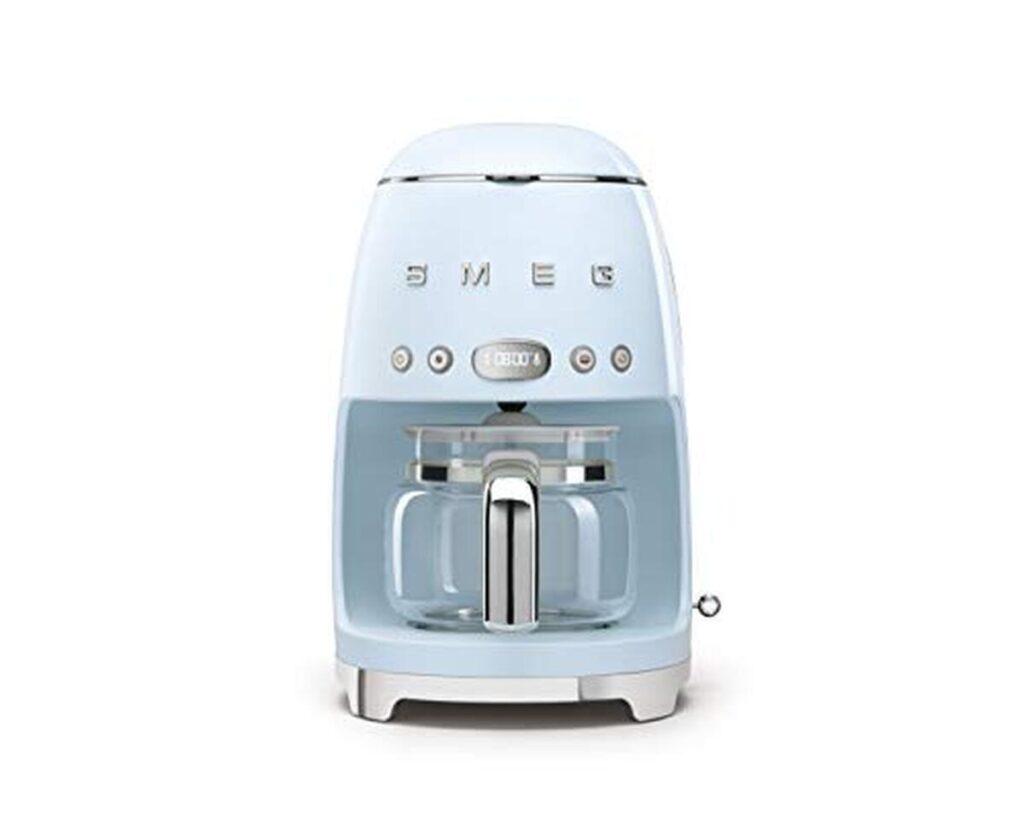 Test de la machine à café rétro Smeg : 10 tasses bleu pastel