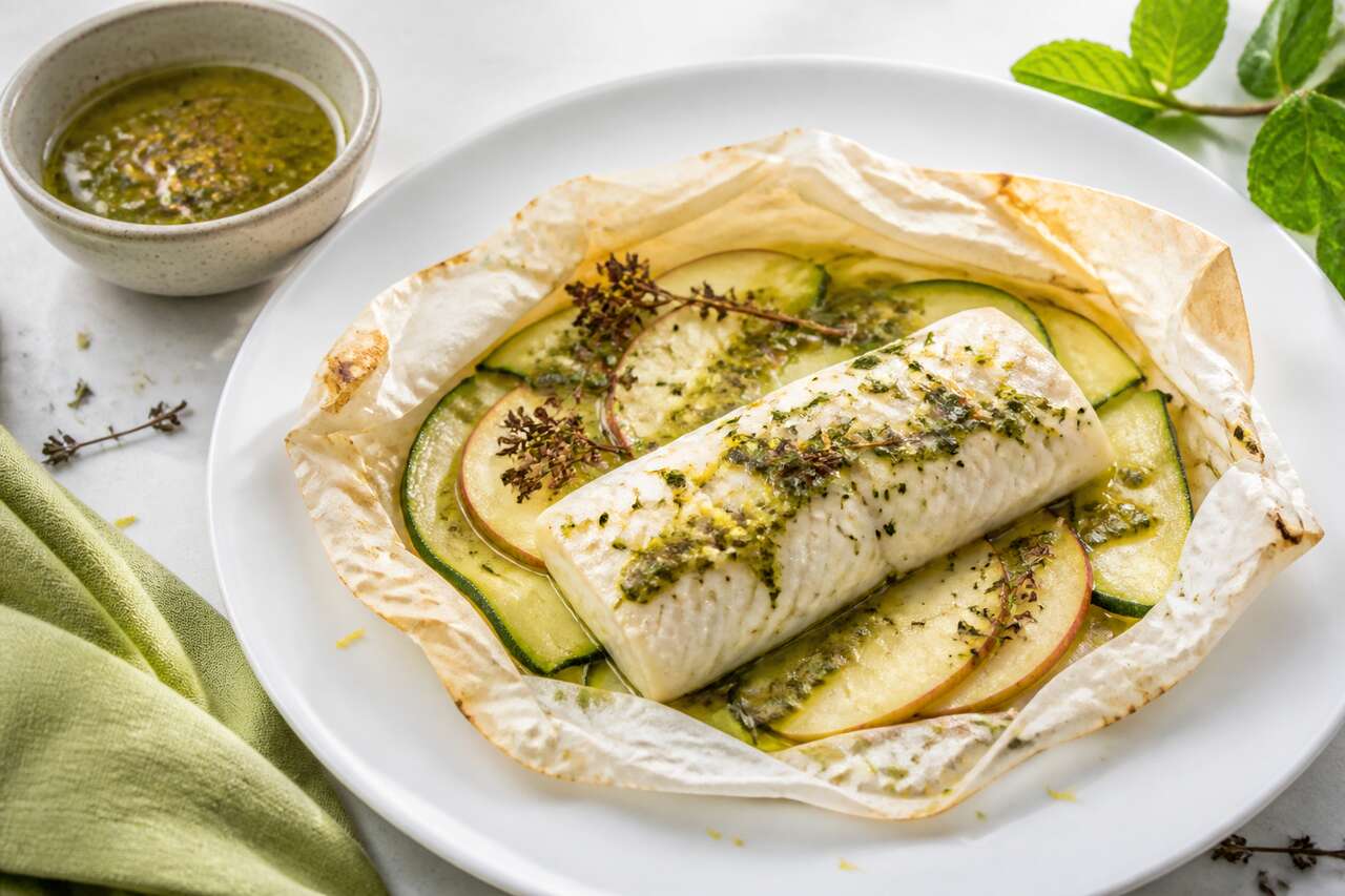 Lotte en papillote, carpaccio de courgette et pomme, sauce au thé vert et menthe