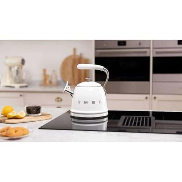 Découvrez notre test complet de la bouilloire Smeg WKF01WH en inox : design, performance et fonctionnalités pour un choix éclairé. 