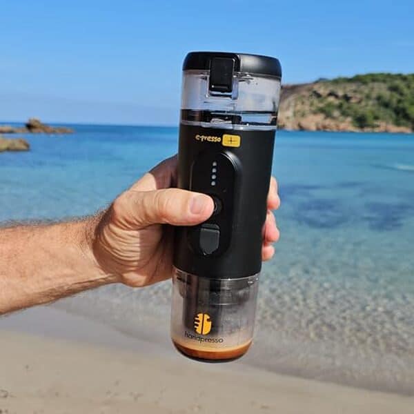 Découvrez la Handpresso E-PRESSO+, la cafetière portable à batterie USB idéale pour déguster un expresso de qualité en déplacement. Test complet, caractéristiques et avis. 
