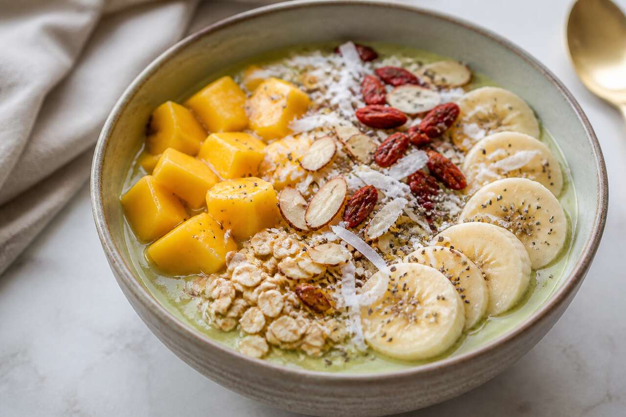 Smoothie bowl au thé vert matcha, mangue, baies de goji et flocons d'avoine : la recette healthy et gourmande