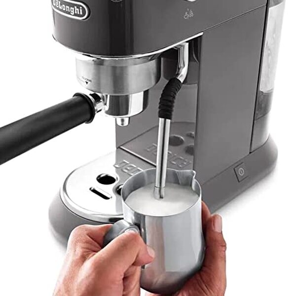Découvrez notre test complet de la De'Longhi EC885.M : évaluation des performances, qualité des cappuccinos et avis d'expert pour choisir votre machine à café idéale.