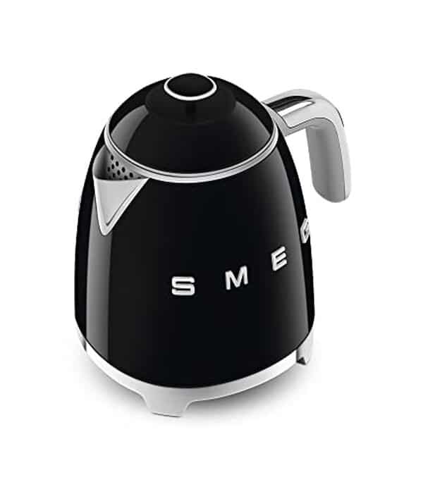 Découvrez notre test détaillé de la bouilloire Smeg KLF05BLEU 1400W. Design noir élégant, performances élevées et qualité premium : tous les avis pour bien choisir. 