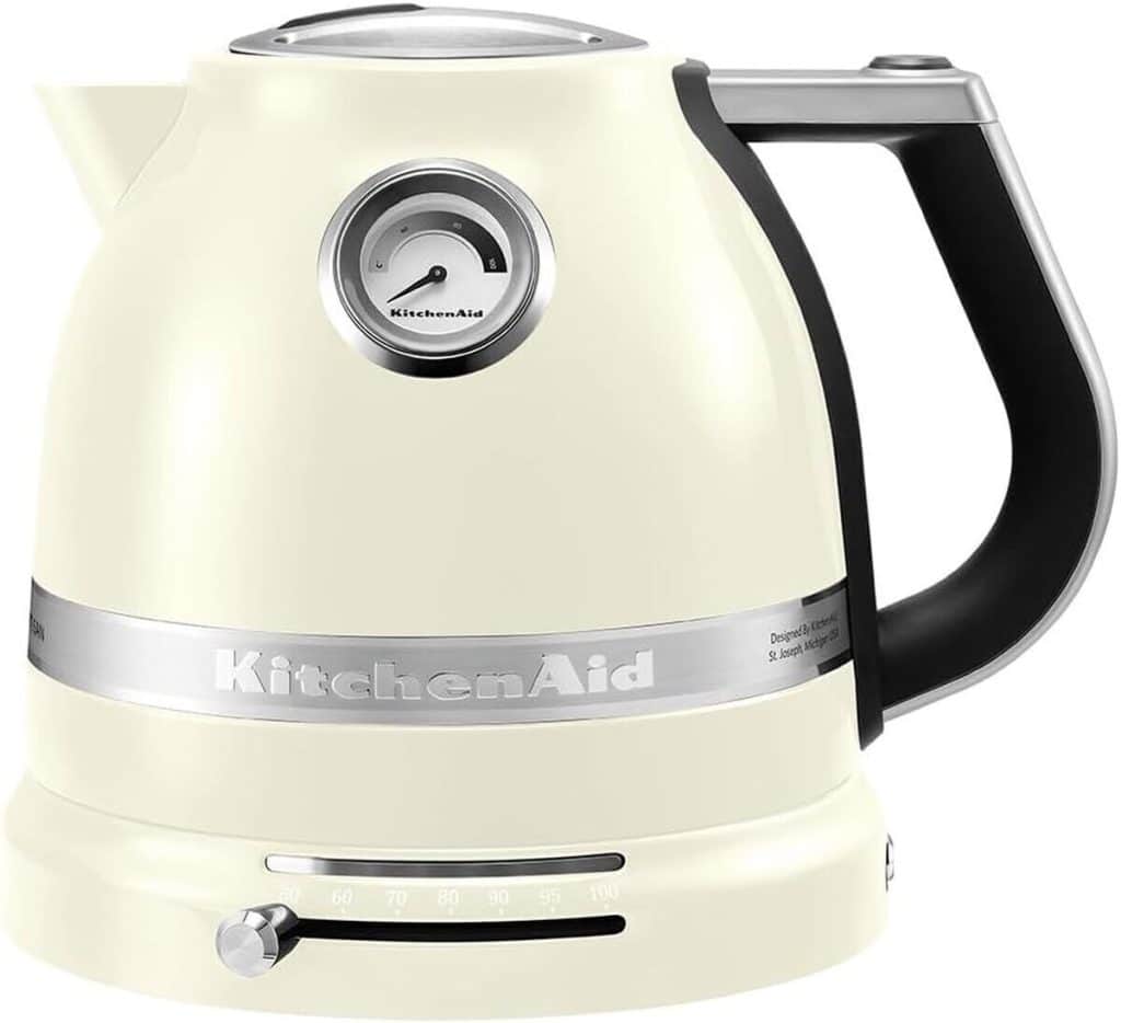 Test de la bouilloire électrique KitchenAid Artisan : température réglable et design crème