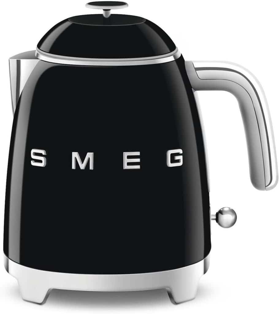 Test de la petite bouilloire Smeg KLF05BLEU 1400W : performance et design noir