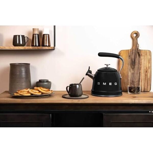 Découvrez notre test complet de la bouilloire sifflante Smeg WKF01BL 2, 3 L en inox : design vintage, qualité et efficacité au cœur de la cuisine. 