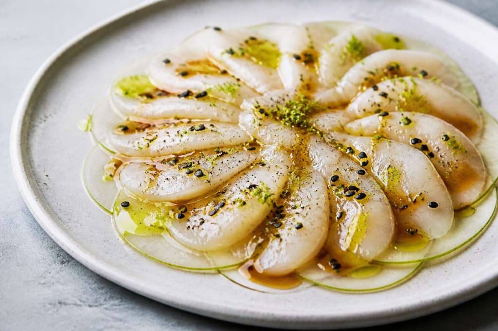 Carpaccio de Saint-Jacques à l'huile de thé vert et chou-rave sucré-salé